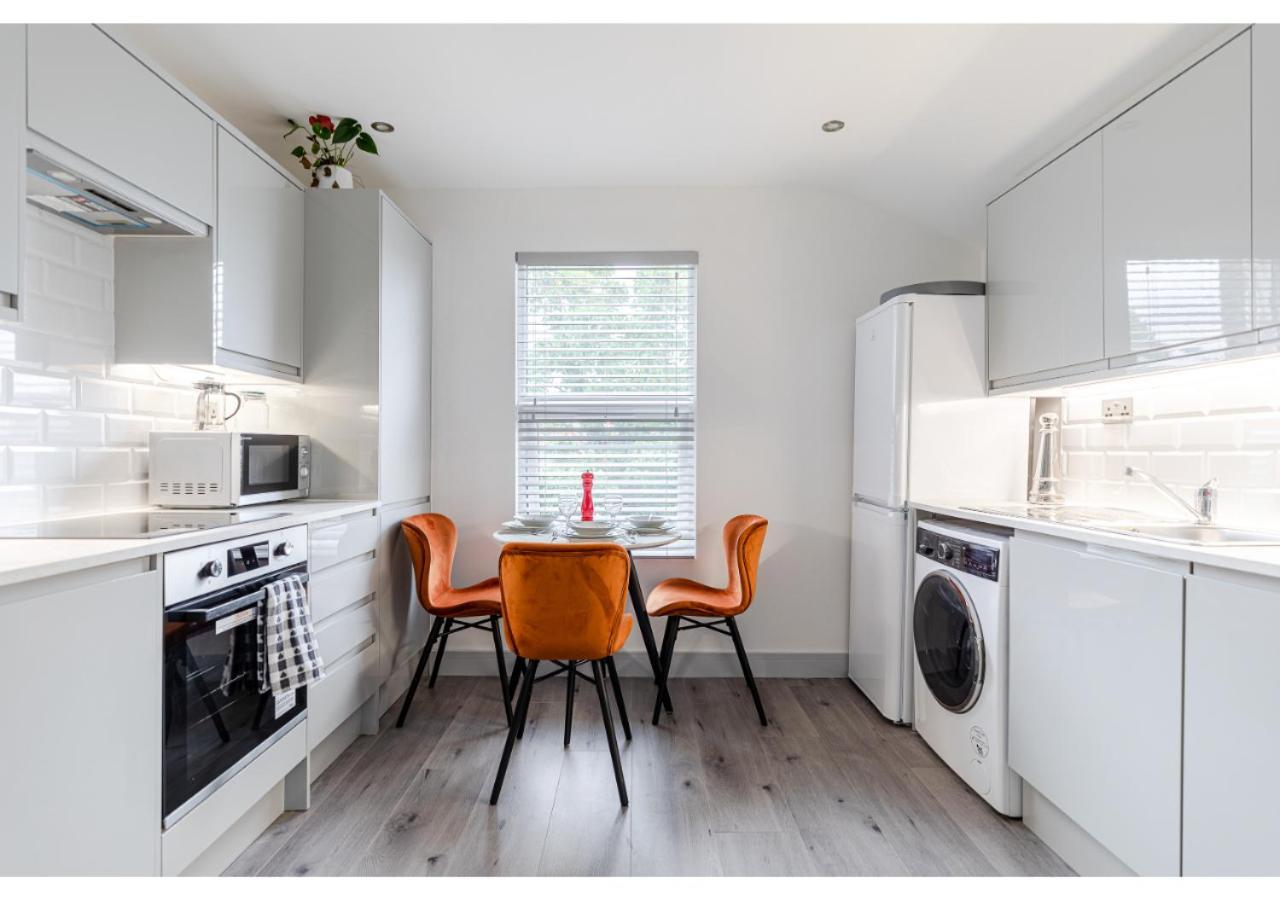Cozy And Stylish 2 Bedroom Flat In Greater Лондон Екстериор снимка