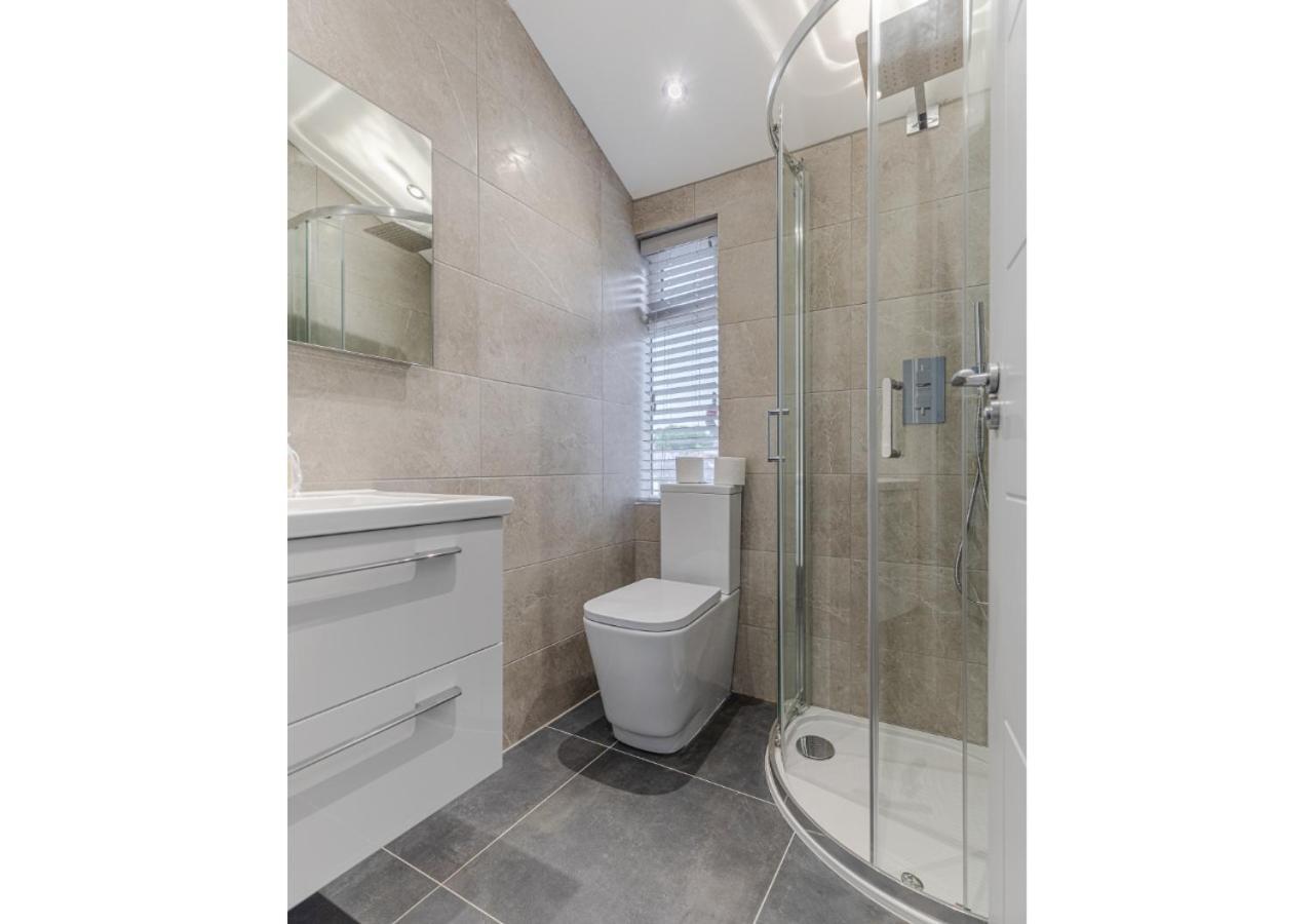 Cozy And Stylish 2 Bedroom Flat In Greater Лондон Екстериор снимка