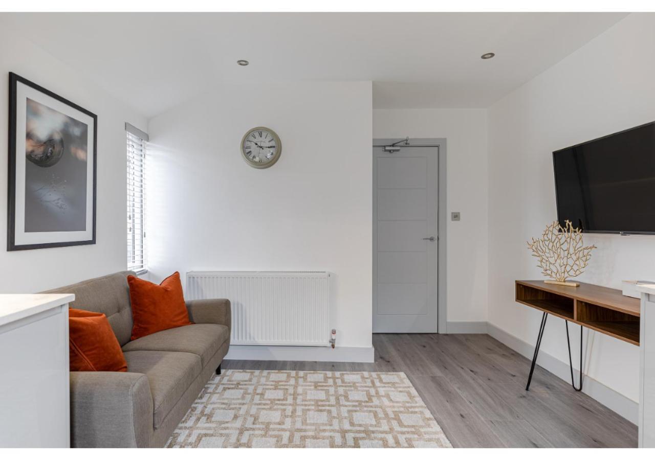 Cozy And Stylish 2 Bedroom Flat In Greater Лондон Екстериор снимка